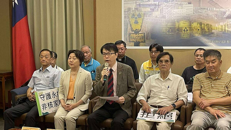 核三延役公投前夕,多個公民團體、本土在野政黨與立委今天(15日)齊聚立法院,呼籲8月23日公投投下「不同意」票,並將於明天舉行反核遊行。 圖:台灣基進提供
