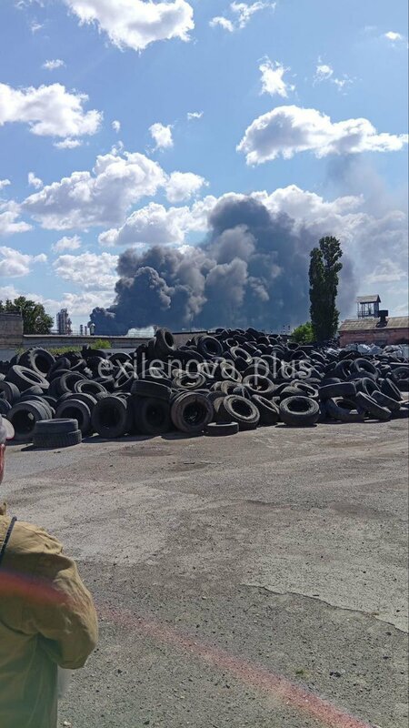 伏爾加格勒市的盧克石油(Lukoil)煉油廠到天亮仍有濃煙。 圖:翻攝自 X 伏爾加格勒市的盧克石油(Lukoil)煉油廠到天亮仍有濃煙。 圖:翻攝自 X