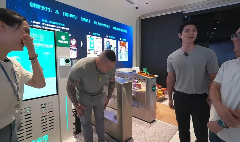 館長陳之漢在深圳訪問騰訊公司的微信支付，卻大讚騰訊的對手支付寶，令現場一陣尷尬。   圖：翻攝自館長惡名昭彰YouTube頻道