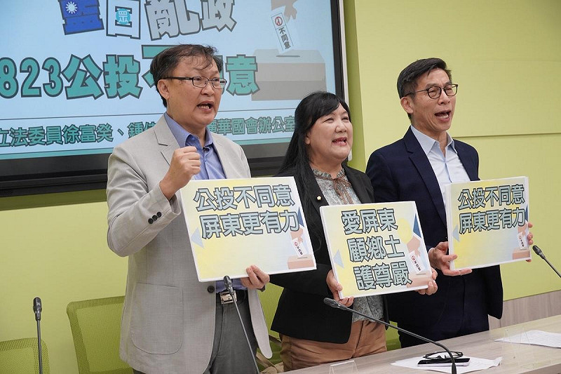 民進黨立委徐富癸、鍾佳濱、伍麗華共同召開記者會表示：核三延役已非單純的能源與科學議題，而是攸關民意與核安的重大決策。在公投結果未出爐前推動「再運轉考察」，是把核安當作政治籌碼，忽視屏東與恆春居民的感受。   圖：徐富癸辦公室提供