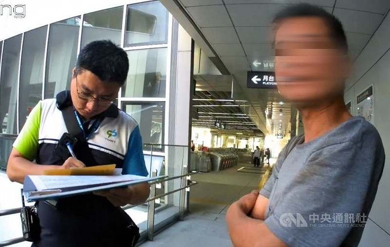 范姓男子（右）日前無故按壓台中捷運高鐵台中站手扶梯「緊急停機鈕」後離去，中捷公司循線鎖定後，14日再度發現范姓男子入站，立即由警方攔查，依法開罰。（翻攝照片）中央社記者蘇木春傳真  114年8月15日   