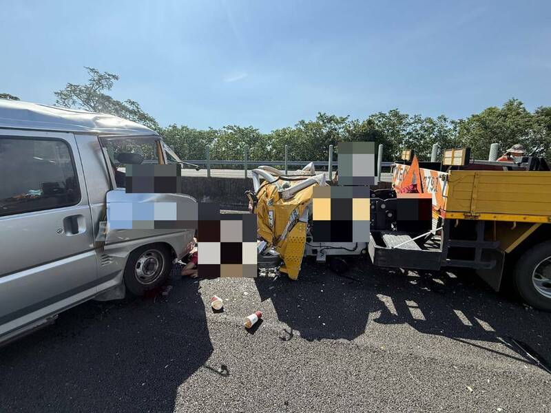 今(14)日下午國道3號北上路段發生一起嚴重車禍事故，嘉義縣民和國中棒球隊自高雄返程途中，因不明原因追撞高速公路局的工程車，導致車上1名教練與7名學生一度受困，其中兩名人員傷勢嚴重，全員皆已緊急送醫治療中。   圖：國道警察局提供