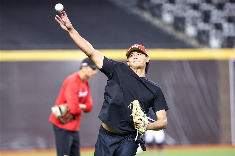 中職味全龍隊選秀第1指名投手黃暐傑（圖）15日首度在二軍出賽，先發投1局，被敲2支安打無失分，最快球速飆到148公里。（味全龍隊提供）   