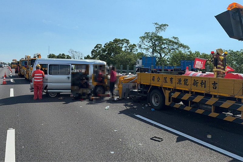 嘉義縣民和國中棒球隊成員15日搭乘由教練駕駛的廂型車，行經國道3號北向台南路段時撞上公務工程緩撞車，車上包含駕駛在內8人受傷送醫。（國道警方提供）中央社記者楊思瑞台南傳真  114年8月15日   