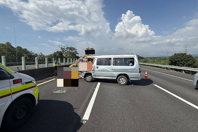 嘉義縣民和國中棒球隊成員15日分乘2輛車前往高雄立德棒球場移地訓練、打友誼賽，其中1輛車回程途中在國道3號台南段發生車禍，駕駛車輛的教練及車上球員共8人受傷，分送4家醫院治療。（國道警方提供）中央社記者楊思瑞台南傳真  114年8月15日   