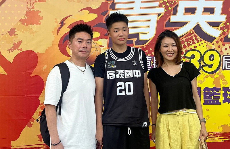 UBA健行科大教練劉孟竹（左）之子劉衡（中）在耳濡目染下，選擇踏上籃球之路，雖然起步相較其他球員晚，但他15日受訪時喊出要以征戰CBA的台灣好手林庭謙為目標。（主辦單位提供）中央社記者陳容琛傳真  114年8月15日   