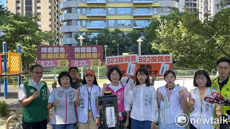蘇巧慧、林淑芬、張雅琳、林月琴等人一同前往新店力挺罷免羅明才。   圖：高逸帆／攝