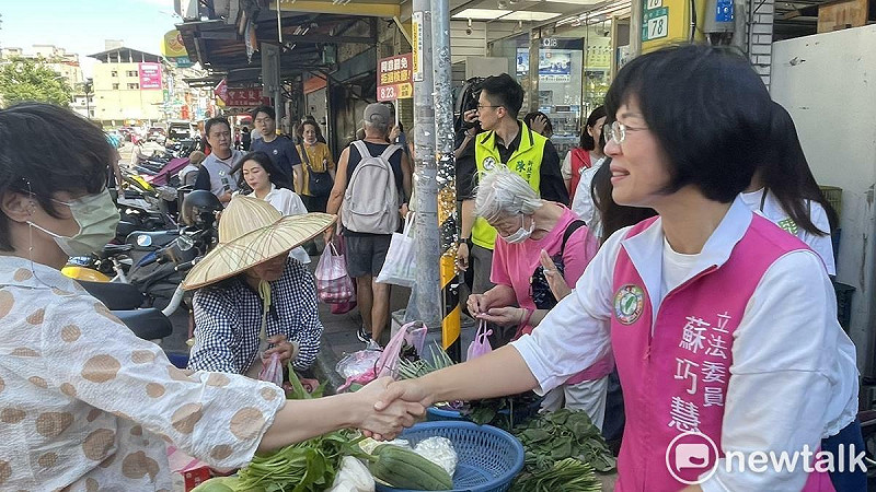  蘇巧慧與民眾握手。 圖：高逸帆／攝 