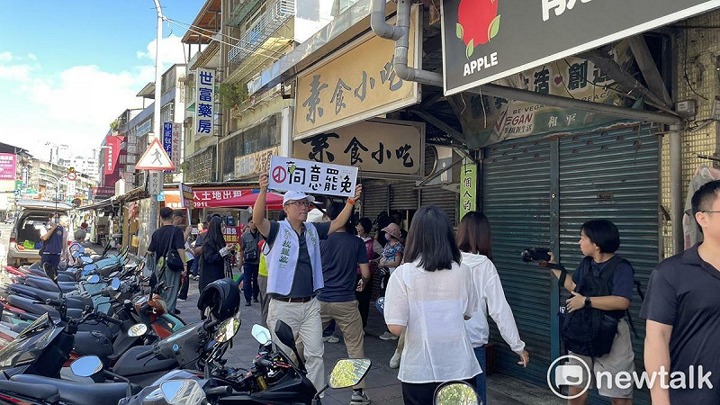 罷團在市場舉手幅。 圖：高逸帆／攝 