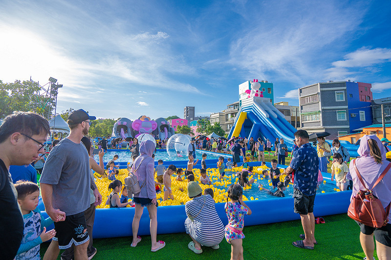 最受親子歡迎的氣墊水樂園。   圖：高雄市觀光局/提供