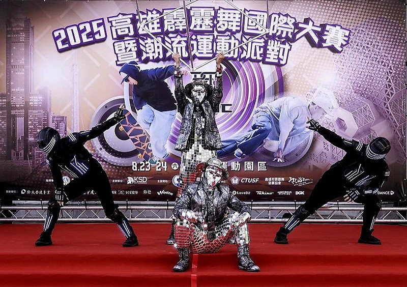 瑪斯克表演藝術團隊帶來極具視覺效果的鏡面人演出。   圖：高雄市運發局/提供