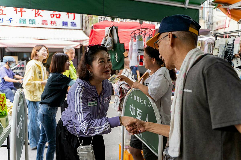  民進黨立法院黨團幹事長吳思瑤與發言人韓瑩前往台中豐原立委江啟臣選區掃街。 圖：民進黨提供 