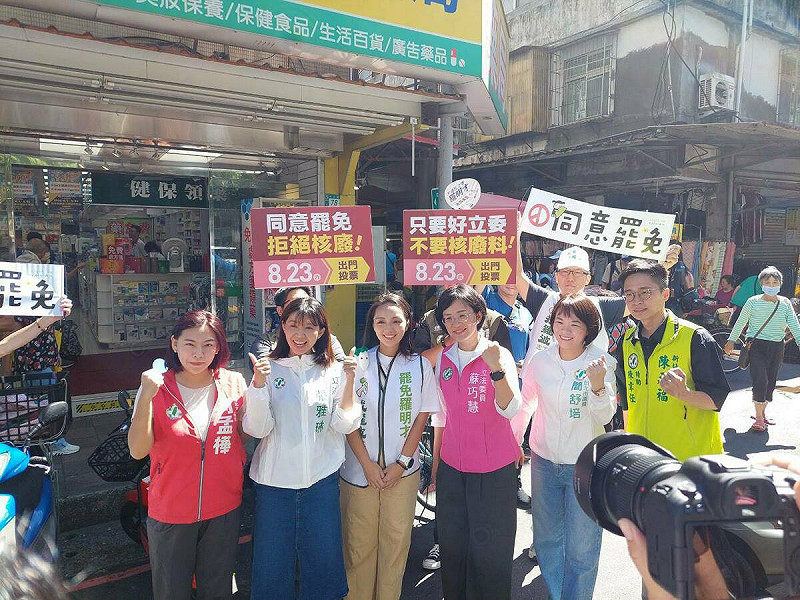 立委蘇巧慧、林淑芬、林月琴、張雅琳於新店立委羅明才選區掃市場。   圖：民進黨提供