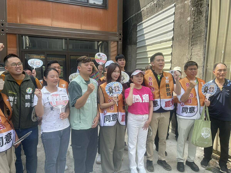 立委范雲與新竹縣黨部主委鄭朝方則在新竹縣立委林思銘選區掃街。   圖：民進黨提供
