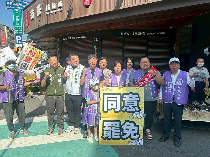  立委何欣純在烏日立委顏寬恒選區與公民同行。 圖：民進黨提供 