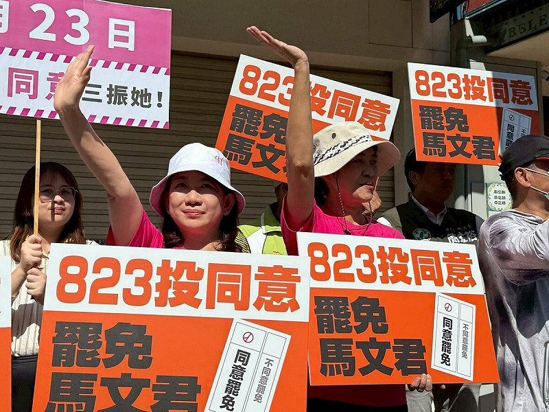 立委羅美玲、陳秀寳於立委馬文君選區掃街。   圖：民進黨提供