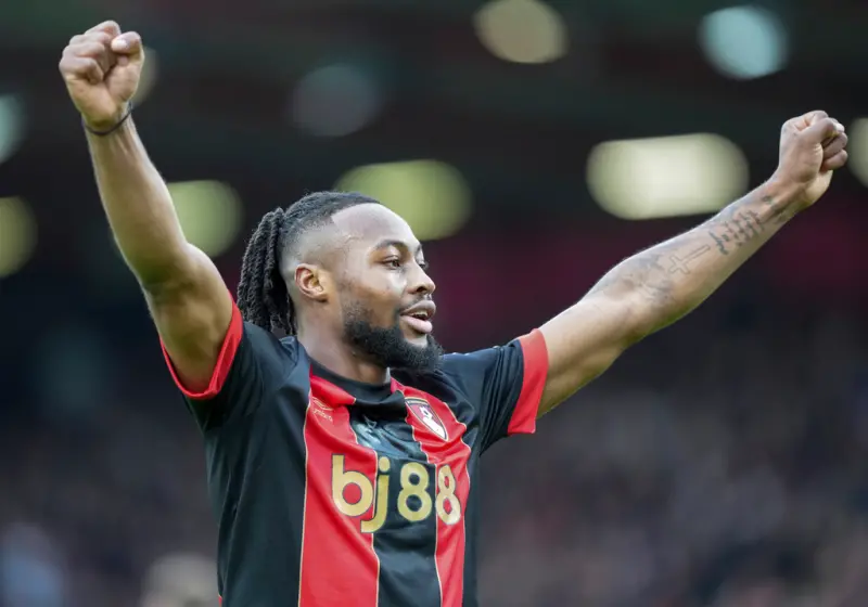 2025-26英格蘭超級聯賽（Premier League）開幕戰利物浦在主場迎戰伯恩茅斯。然而比賽第29分鐘，卻因伯恩茅斯前鋒塞梅諾（Antoine Semenyo）向裁判反映遭觀眾席種族歧視言語辱罵，導致比賽一度中斷。   圖：達志影像／美聯社
