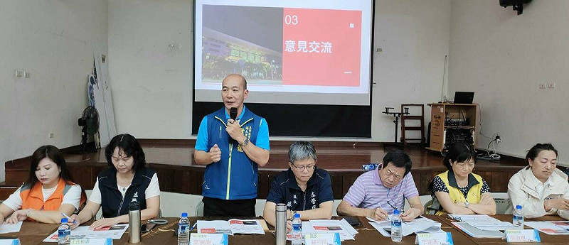 福山里里長葉德龍(左三)在編組調整說明會上發言。   圖：高雄市民政局/提供