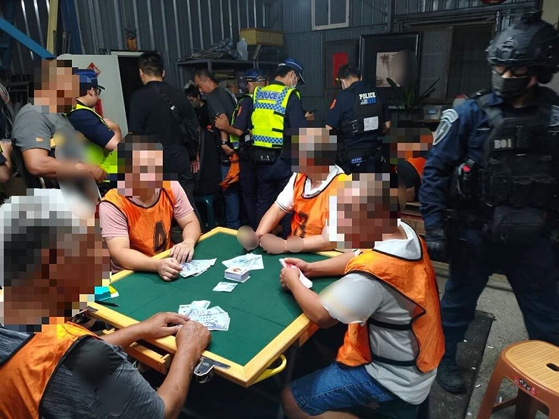 台南市政府警察局第三分局15日晚上在安南區破獲「妞妞紙牌」職業賭場，當場逮捕22人，依法送辦。（台南市警局提供）中央社記者張榮祥台南傳真 114年8月16日   