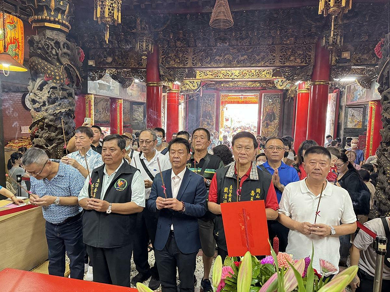 許智傑(前排中)陪同壽天宮主委戴清福(前排右二)前往拱天宮送大帖，邀請白沙屯媽在高雄風災後為地方鄉親賜福。   圖：許智傑辦公室/提供