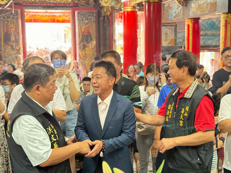 許智傑(中)感謝拱天宮主委洪文華(左)的用心規劃與籌備。   圖：許智傑辦公室/提供