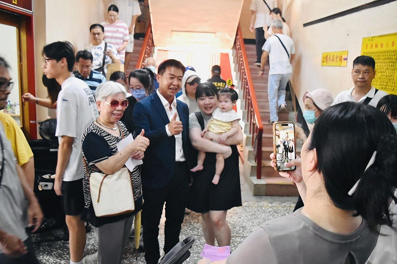參香民眾與許智傑(中)合影。   圖：許智傑辦公室/提供