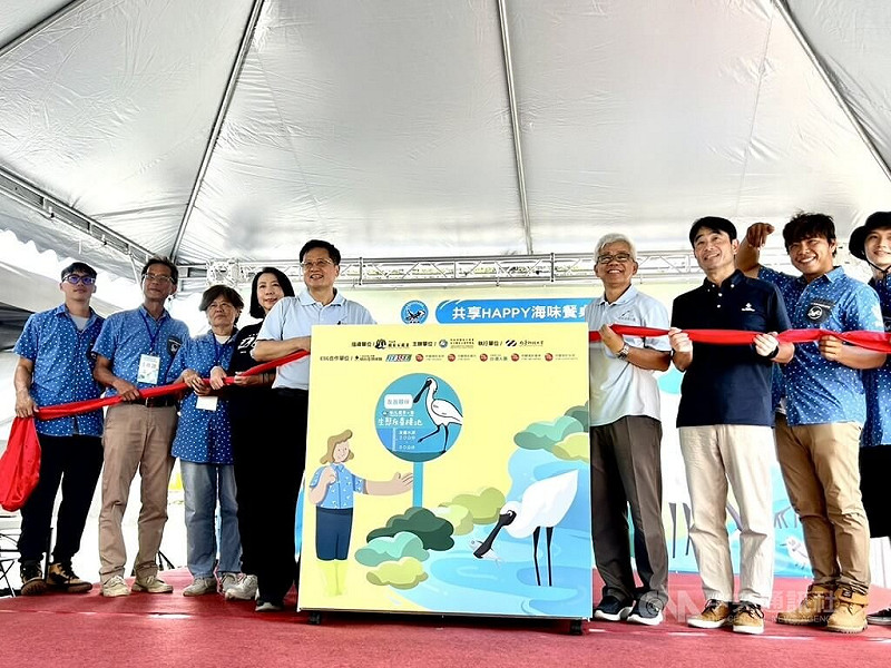 內政部國家公園署16日在台北圓山花博公園舉辦「台江生態友善黑琵牌商品展售活動」，協助七股受災漁民展售。   圖：賴于榛/攝