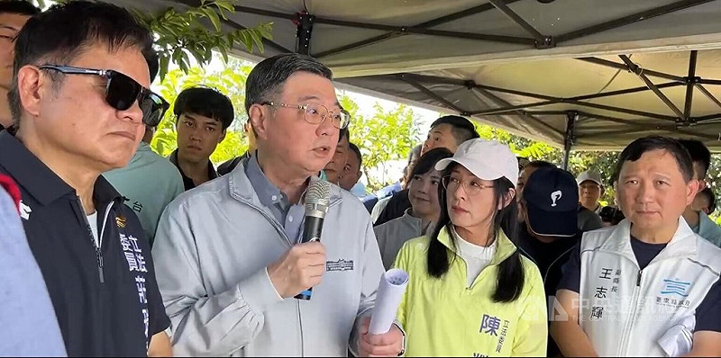 颱風經常造成電力受損，行政院長卓榮泰 （左2）16日到台東視察颱風楊柳災損時表示，要立即啟動全國電纜地下化先期評估，適合的地區將分年逐步進行。   圖：中央社提供