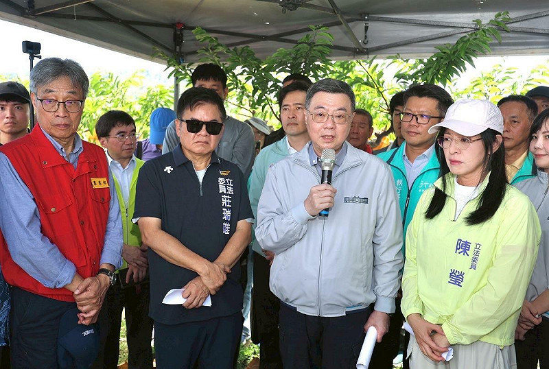  行政院長卓榮泰今（16）日前往台東勘災，立委黃建賓當面爭取14億元重建經費。 圖：行政院提供 