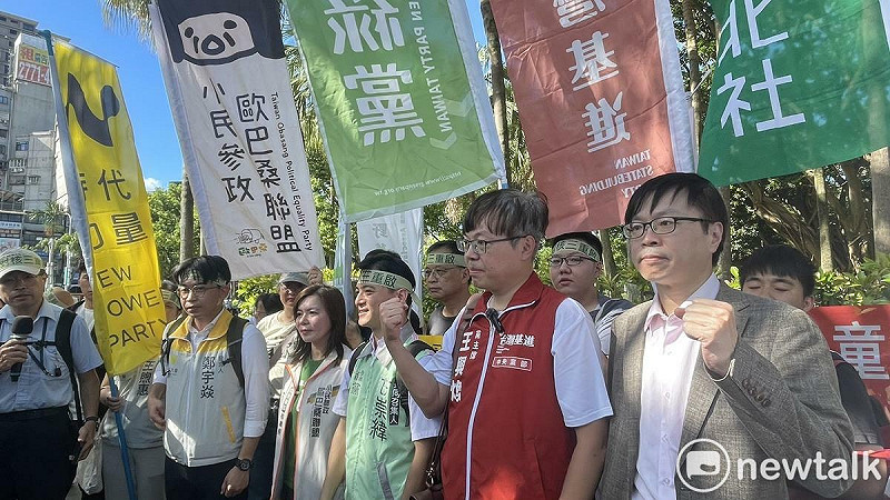 前排右至左分別為羅浚晅、王興煥、甘崇緯、何語蓉、鄭宇焱。 圖：高逸帆／攝 