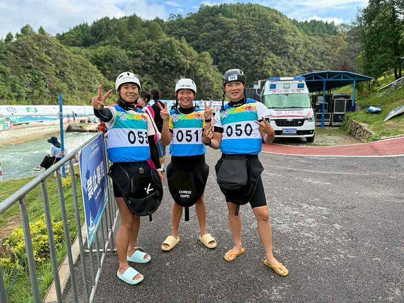 2025亞洲輕艇激流錦標賽台灣女子K艇團隊由杭州亞運金牌得主張筑涵（右）領軍，搭檔吳亭儀（中）、周芝瑾（左）出征，16日成功在團體賽摘下銀牌。（輕艇協會提供）中央社記者陳容琛傳真  114年8月16日   