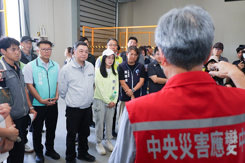  行政院長卓榮泰今（16）日前往勘災，視察臺東縣臺東市農業設施損壞情形。 圖：行政院提供 