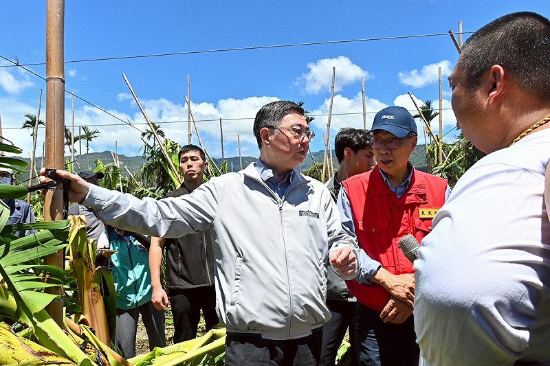  行政院長卓榮泰今（16）日前往勘災，視察台東縣卑南鄉香蕉園農損情形。 圖：行政院提供 
