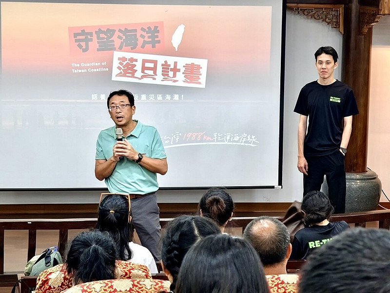 馬祖國家風景區管理處與環團16日合作在南竿舉辦淨灘暨環境教育活動,馬管處長洪志光(持麥克風者)表示,藉此結合環境保護與在地觀光,讓民眾以海洋環境維護行動,實踐責任旅遊理念。 圖:馬祖國家風景區管理處提供