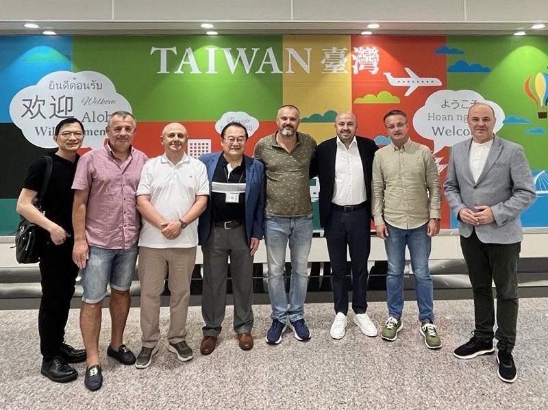 羅馬尼亞參議員暨對中政策跨國議會聯盟（IPAC）羅國共同主席吉尼亞（Cristian_Ghinea，右四）率團訪台，外交部歐洲司副參事李唯誠接機致意。   圖：外交部提供