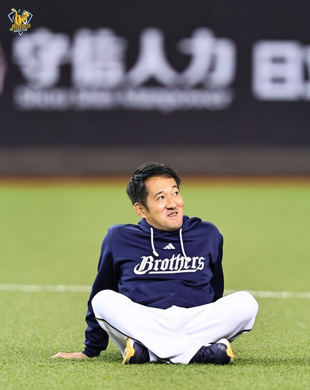 中職中信兄弟總教練平野惠一（圖）15日在球團「上班路」影片中，反穿上衣、倒退走路，靈感來自電影「大法師」，但仍強調自己是嚴肅的人。（中信兄弟提供）   