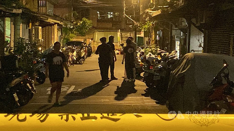 新北市土城區延吉街一對母子16日在家發生爭吵後，驚傳兒子疑持刀砍傷母親，警方到場後拉起封鎖線進行鑑識調查。中央社記者黃旭昇新北市攝  114年8月16日   