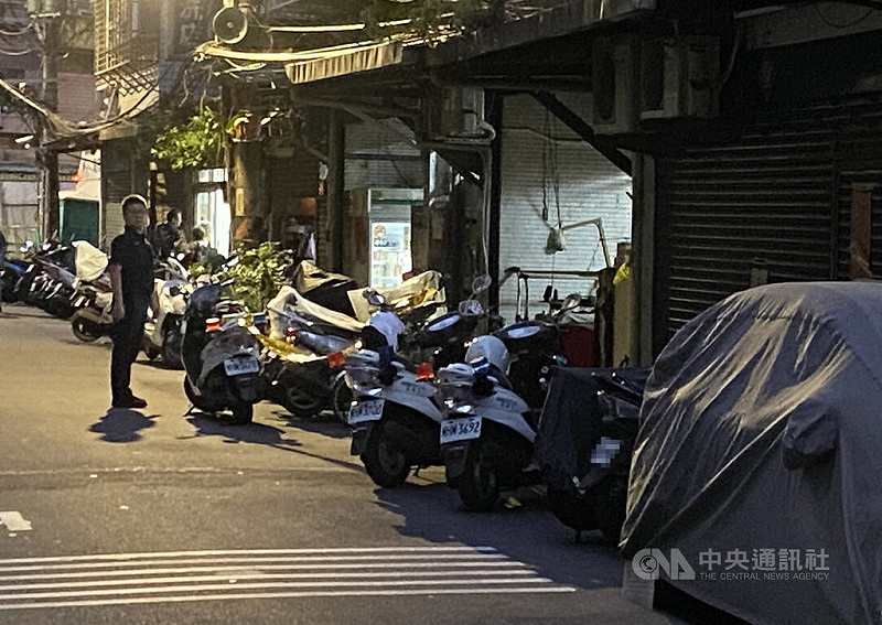新北市土城區16日傍晚驚傳人倫悲劇，延吉街一對母子發生激烈爭吵，兒子涉嫌持刀砍傷母親後自傷；母親送醫不治，兒子也受傷送醫治療，警方獲報到場展開調查。中央社記者黃旭昇新北市攝  114年8月16日   