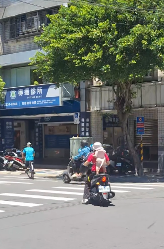 新北永和一名婦人騎車，僅用兩條繩子將年幼嬰兒綁住，並讓嬰兒站在後座騎行。   圖：取自「_7uzon」Threads