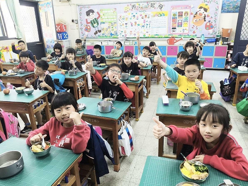 明宗國小學生對營養午餐非常滿意。   圖：高雄市教育局/提供