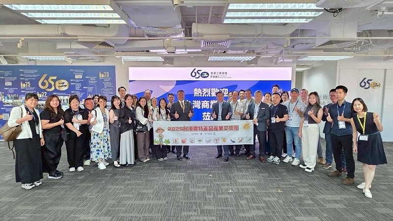 台港經濟文化合作策進會副董事長暨經濟合作委員會召集人、中華民國全國商業總會理事長許舒博在8月中旬率領台灣農特產品產業10餘家業者赴香港交流。圖為拜會香港工業總會總部，與相關人員座談交流。（台港經濟文化合作策進會提供）中央社記者呂佳蓉傳真 114年8月17日   
