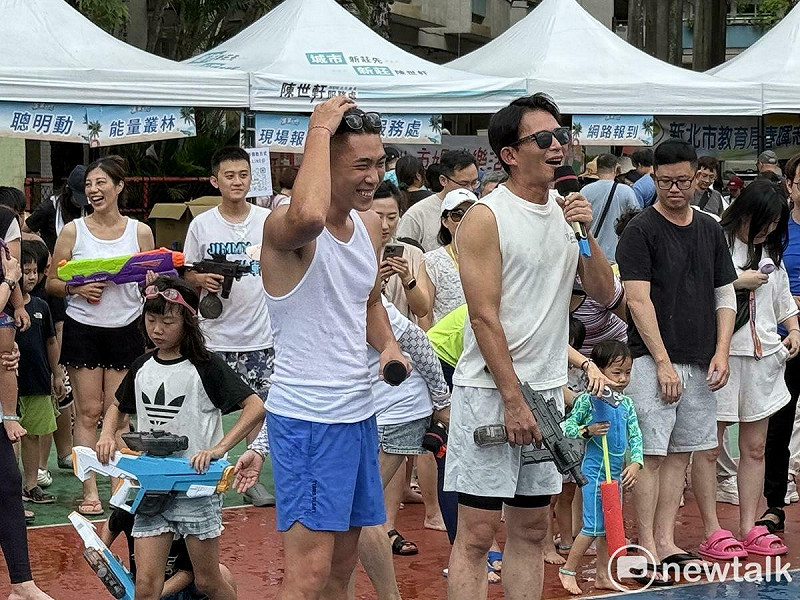民眾黨主席黃國昌（右）今出席民眾黨新北市議員陳世軒（左）舉辦的「JIMMY搖滾水樂園」。   圖：周煊惠 / 攝