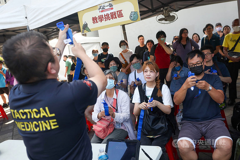 黑熊民防教育協會17日下午在台北捷運圓山站外,舉辦「不止一命:止血帶街頭挑戰」活動,教導民眾如何使用止血帶。中央社記者吳家昇攝 114年8月17日