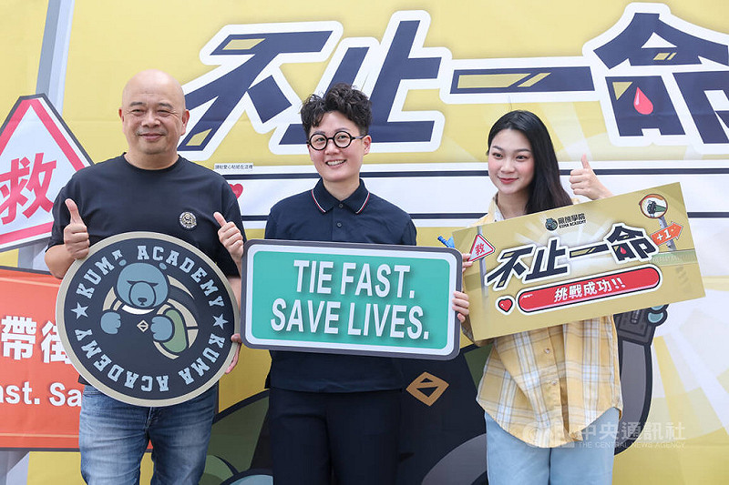 黑熊民防教育協會17日下午在台北捷運圓山站外,舉辦「不止一命:止血帶街頭挑戰」活動,黑熊學院執行長朱福銘(左)、理事長劉文(中)、網紅阿美(右)出席。中央社記者吳家昇攝 114年8月17日
