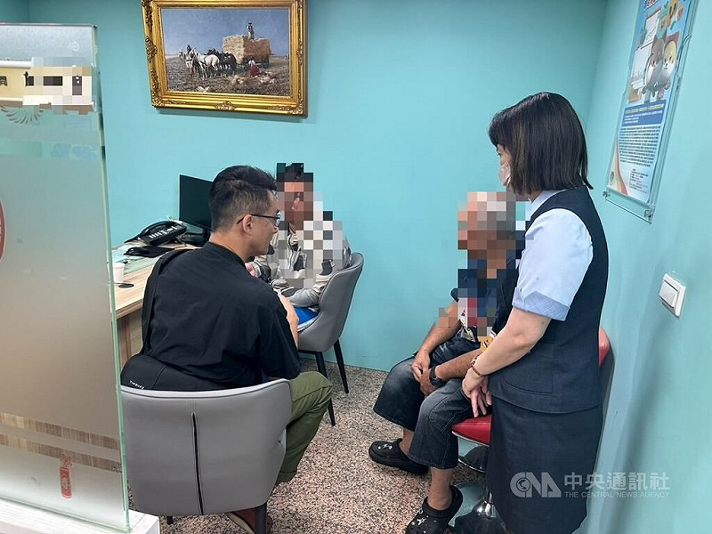 台中陳姓男子（後左）日前在網路社群網購模型，匯款後卻遭假賣家誆稱帳戶出問題，要求再匯款解除帳戶警示，他到銀行要再匯款時行員發現有異報案，員警到場確認是網購詐騙，避免他再受損失。（翻攝照片）中央社記者蘇木春傳真 114年8月17日   