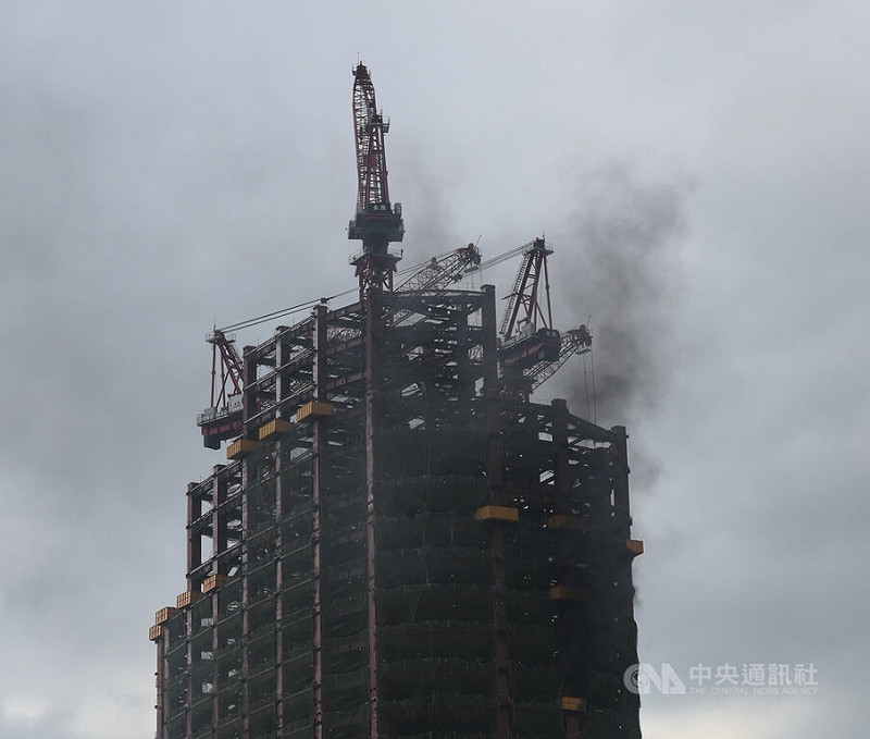 圖為12日下午台北市中正區的台北雙子星大樓工地高樓層處一度冒出黑煙，但很快獲得控制。中央社記者王飛華攝　114年8月12日   