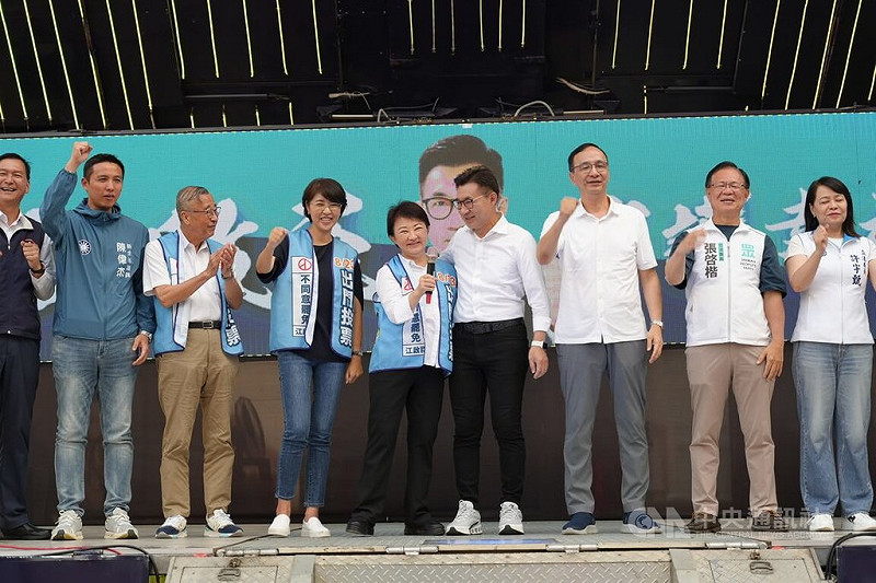 國民黨立委江啟臣（右4）17日下午在台中市新社區舉辦造勢大會，黨主席朱立倫（右3）、台中市長盧秀燕（左5）等人到場站台，呼籲民眾投不同意罷免。中央社記者蘇木春攝　114年8月17日   