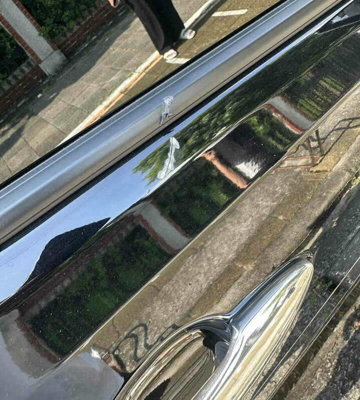彰化員林市17日中午一名男子騎乘腳踏車，持刀沿路揮砍，有民眾副駕駛座車門遭殃及。（賴郁澄提供）中央社記者鄭維真傳真　114年8月17日   