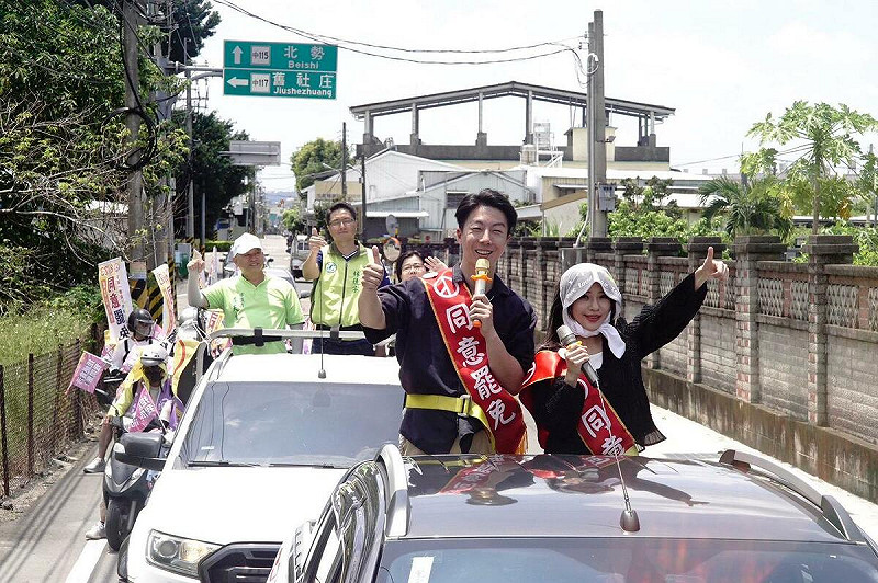罷團「中二解顏」今（17）日與民進黨立委黃捷、發言人吳崢、台中市議員林德宇、李天生、張芬郁、「中二解顏」發言人林宣宏等，前往霧峰進行車隊掃街。   圖：取自「中二解顏·罷免顏寬恒」臉書