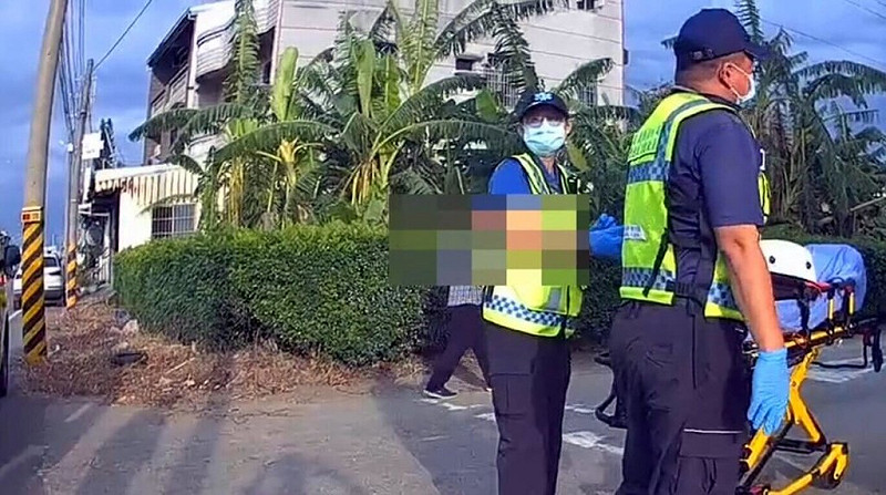 嘉義縣六腳鄉一對獨居8旬夫婦17日下午被家人發現陳屍在住家內，消防人員據報前往救護，因已明顯死亡，未送醫。警方表示，黃姓老翁有心臟病、其妻子則罹患失智症，現場並無打鬥、破壞痕跡，初步排除外力介入。（嘉義縣消防局提供）中央社記者黃國芳傳真　114年8月17日   